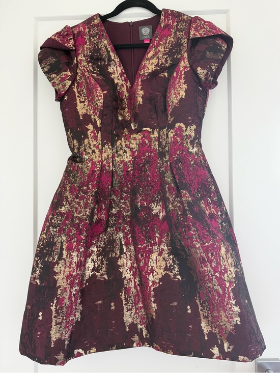 Vince Camuto Dresses & Skirts - Vince Camuto Magenta and Gold Metallic Patterned Dress